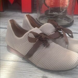 Taupe Lamour des piedes Knit Ribbon Lace-Up Flats